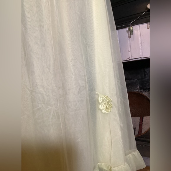 1960’s Green Ruffle Trim Rose Detail Nylon Lingerie Night Gown Small - Picture 7 of 11